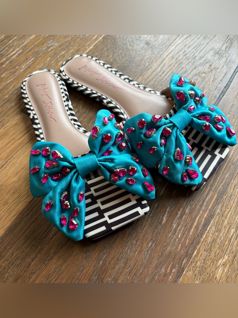 Betsey Johnson Daisyy rhinestone bow slides SZ 7.5
